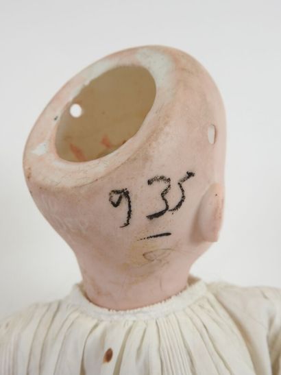 DEP.
Bisque head doll, fixed eyes, open mouth...