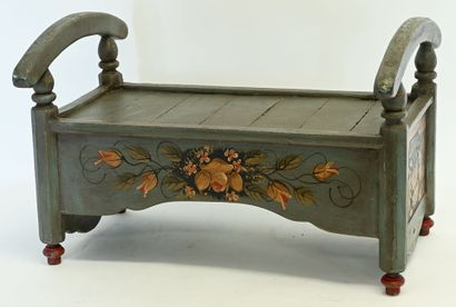 Banquette au décor à fleurs peintes sur fond...