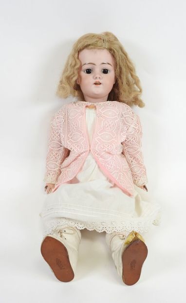 SIMON & HALBIG.
Bisque head doll, fixed eyes,...