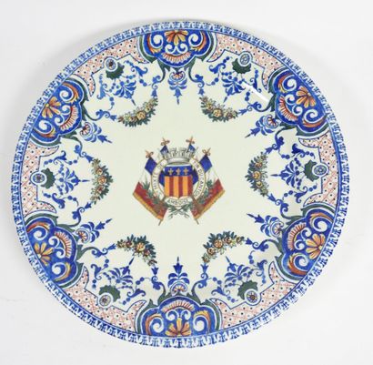 GIEN.
Assiette en faïence marqué société...
