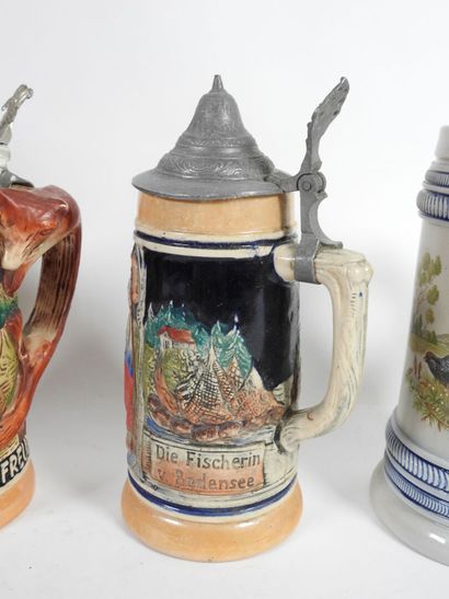 Ensemble de quatre chopes de bière en faïence...