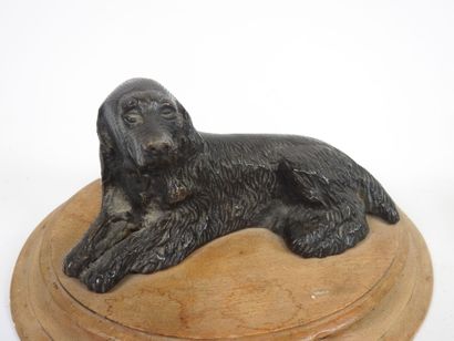 Deux bronzes représentant des chiens couchés.
L'un...