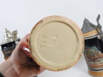 Ensemble de quatre chopes de bière en faïence...