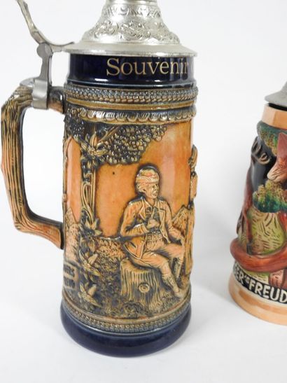 Ensemble de quatre chopes de bière en faïence...