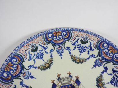 GIEN.
Assiette en faïence marqué société...