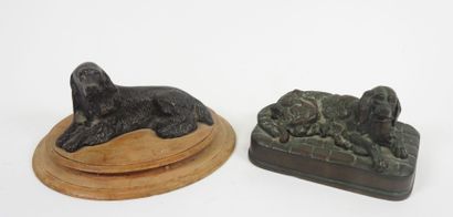 Deux bronzes représentant des chiens couchés.
L'un...