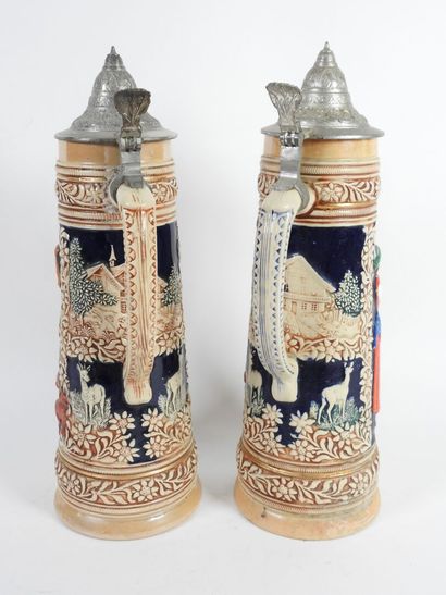 Deux grandes chopes de bière en faïence à...