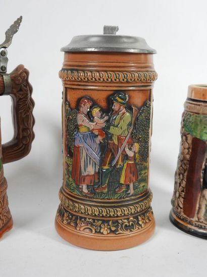 Lot de trois chopes de bière en faïence à...