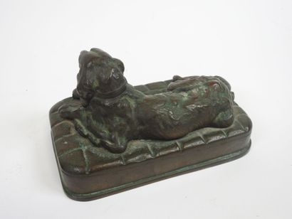 Deux bronzes représentant des chiens couchés.
L'un...