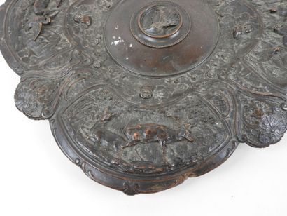 Coupe en bronze polylobé à décor de scène...