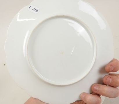 Deux assiettes en porcelaine à bord chantourné...