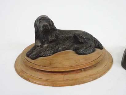Deux bronzes représentant des chiens couchés.
L'un...