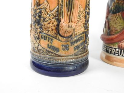 Ensemble de quatre chopes de bière en faïence...
