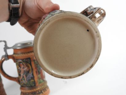 Lot de trois chopes de bière en faïence à...