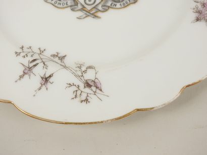 Deux assiettes en porcelaine à bord chantourné...