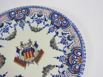 GIEN.
Assiette en faïence marqué société...