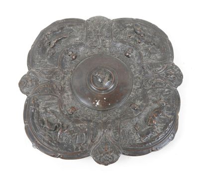 Coupe en bronze polylobé à décor de scène...