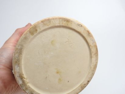 Deux grandes chopes de bière en faïence à...