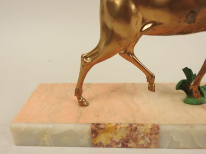 École du XXe.
Cerf.
Sujet en régule patiné...