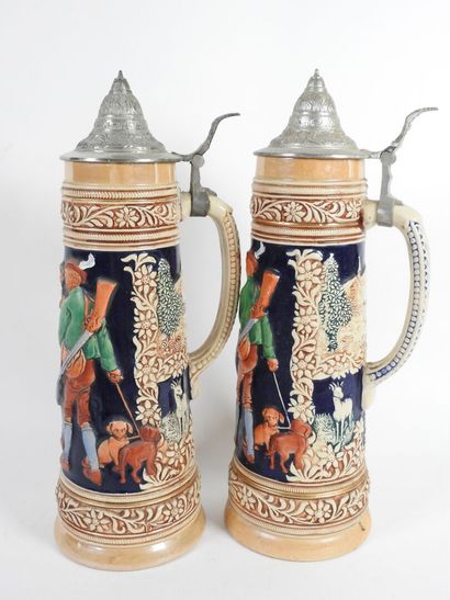 Deux grandes chopes de bière en faïence à...