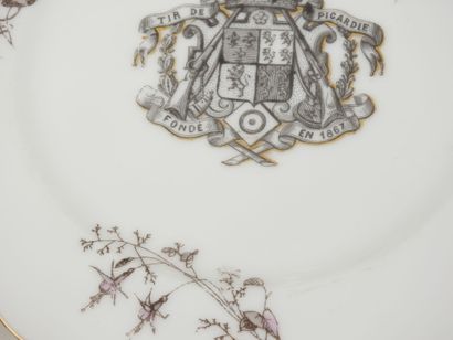 Deux assiettes en porcelaine à bord chantourné...