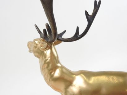École du XXe.
Cerf.
Sujet en régule patiné...
