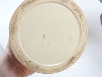 Deux grandes chopes de bière en faïence à...