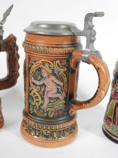 Lot de trois chopes de bière en faïence à...