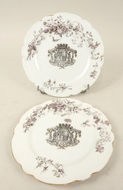 Deux assiettes en porcelaine à bord chantourné...