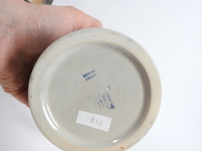 Ensemble de quatre chopes de bière en faïence...