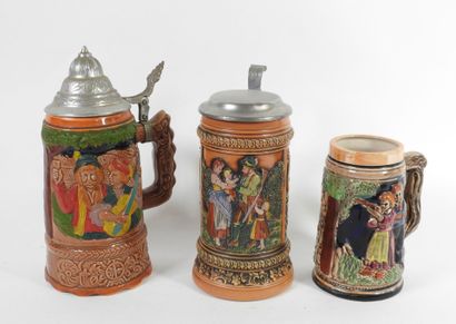 Lot de trois chopes de bière en faïence à...