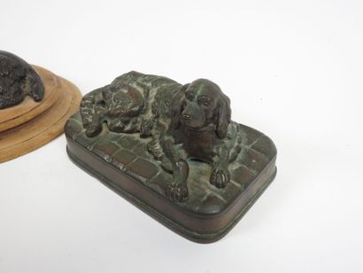 Deux bronzes représentant des chiens couchés.
L'un...