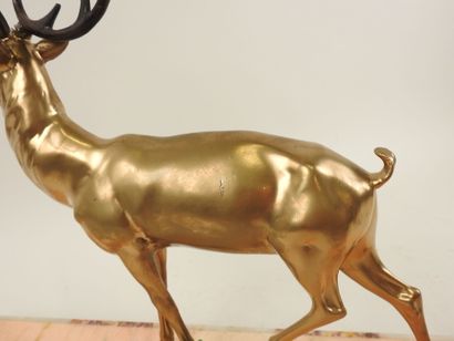 École du XXe.
Cerf.
Sujet en régule patiné...