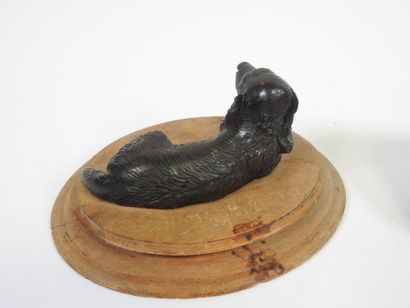 Deux bronzes représentant des chiens couchés.
L'un...