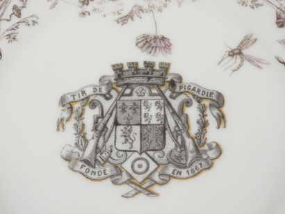 Deux assiettes en porcelaine à bord chantourné...