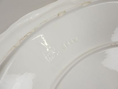 Ensemble comprenant :
- un grand plat ovale...