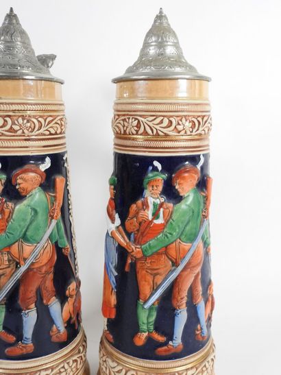 Deux grandes chopes de bière en faïence à...
