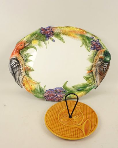 Ensemble comprenant :
- un grand plat ovale...