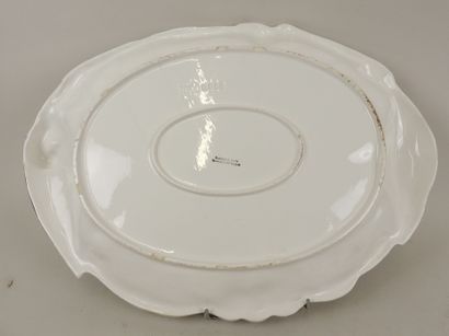 Ensemble comprenant :
- un grand plat ovale...