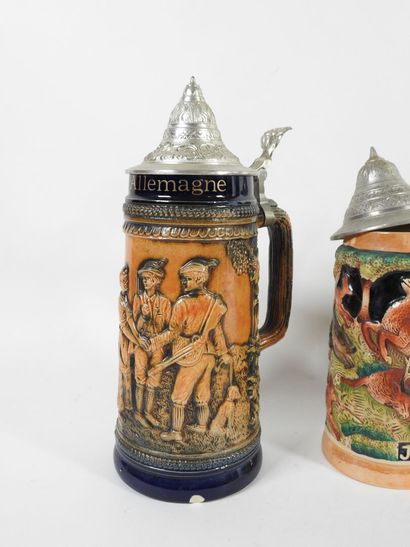 Ensemble de quatre chopes de bière en faïence...