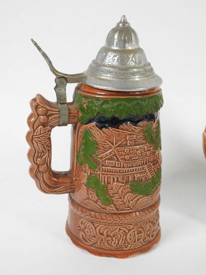 Lot de trois chopes de bière en faïence à...