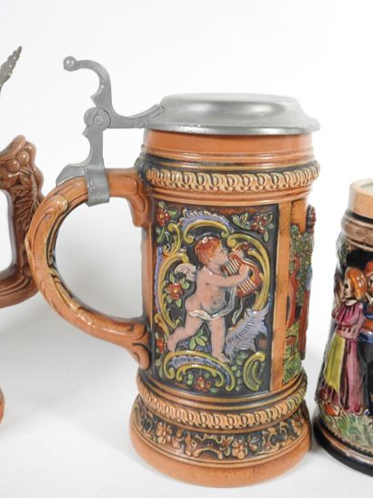 Lot de trois chopes de bière en faïence à...