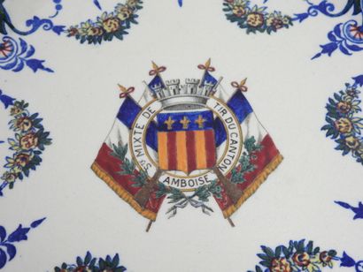GIEN.
Assiette en faïence marqué société...