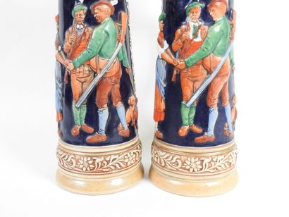 Deux grandes chopes de bière en faïence à...