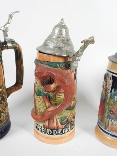 Ensemble de quatre chopes de bière en faïence...
