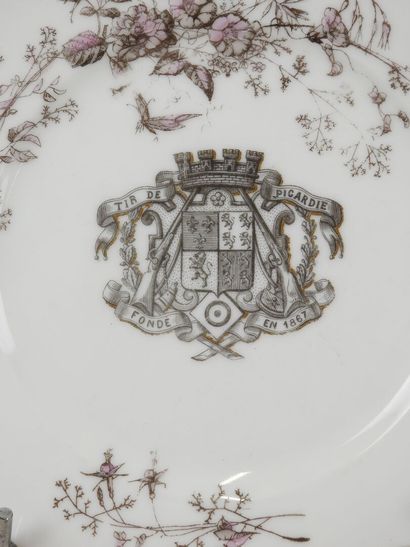Deux assiettes en porcelaine à bord chantourné...