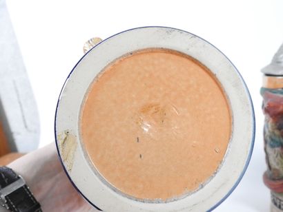 Ensemble de quatre chopes de bière en faïence...