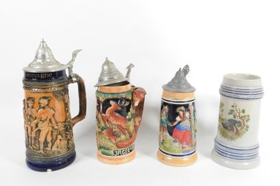 Ensemble de quatre chopes de bière en faïence...