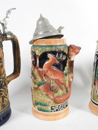 Ensemble de quatre chopes de bière en faïence...