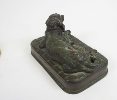 Deux bronzes représentant des chiens couchés.
L'un...